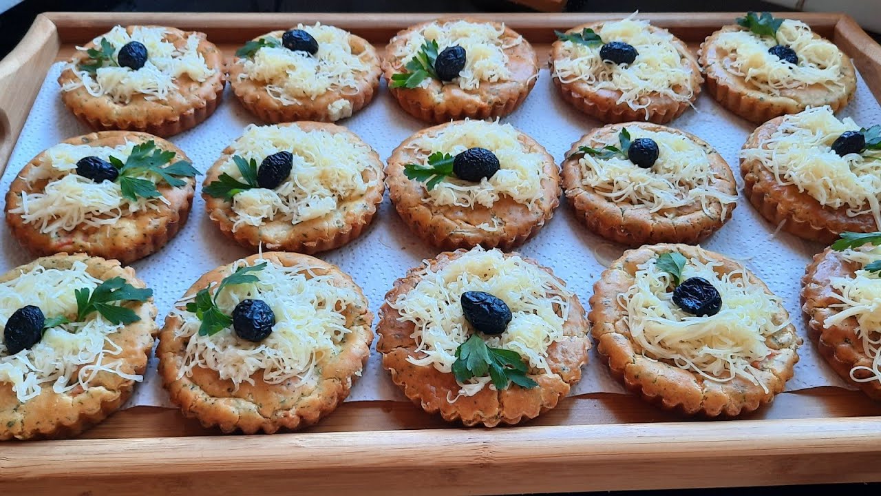 مكين لا دلك ولاورق هذو هما الفطائر اللي غتهنيك من كثرة الوقوف في الكوزينة ساهلين حشوتهم منهم فيهم