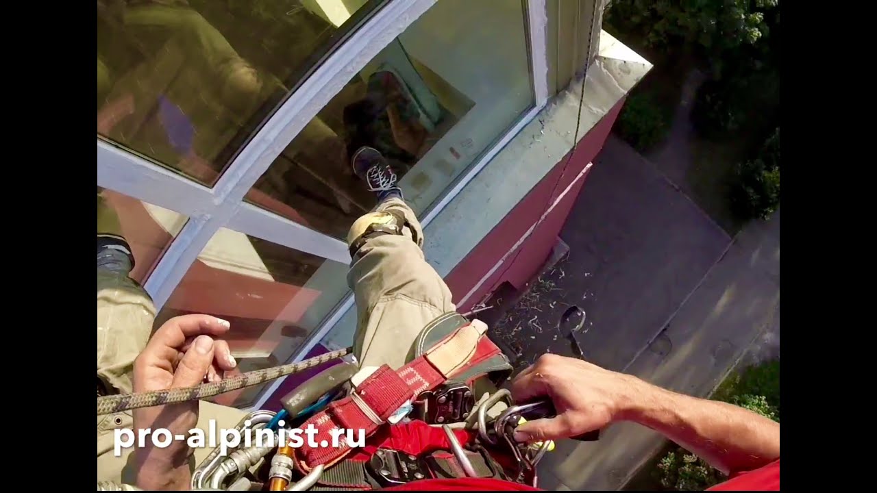 Герметизация окон промышленными альпинистами. - YouTube