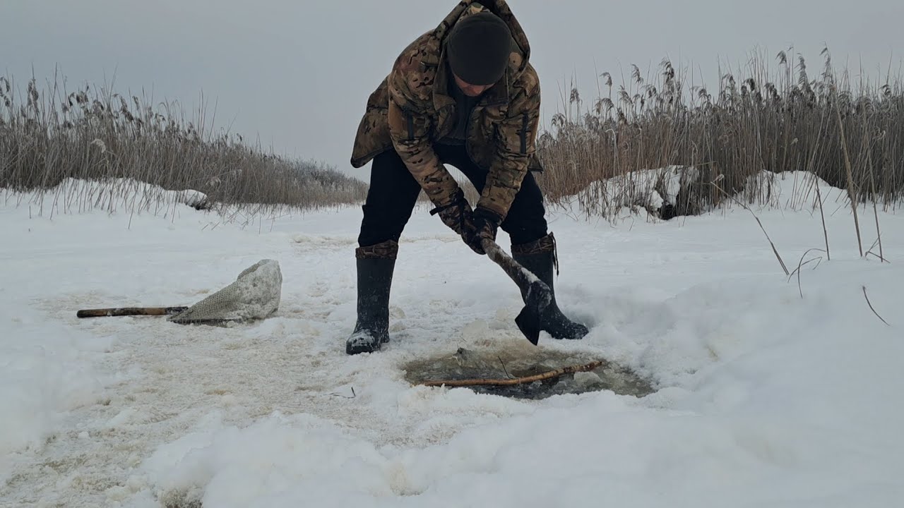 Знову рубаю лід але все марно, риби нема.