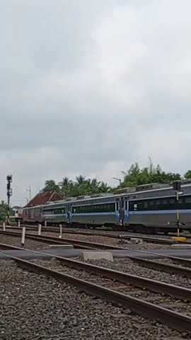 LOKOMOTIF CC204 NGEBUT MEMBAWA KA LODAYA #stasiunrewulu