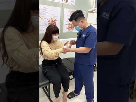 Video Nắn xương cổ tay cho bạn người Việt gốc Hoa #shorts - youtube