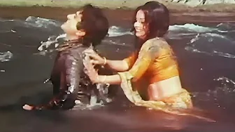 दलदल में फसने के बाद शुरू हुई प्यार की चिंगारी - Rakhee Gulzar - Romantic Scene