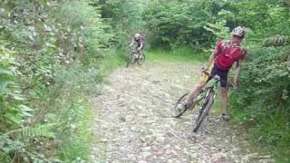 Subiendo pistas de piedra en Peña Cabarga