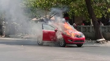 Thane Khopat Bus Stand ke Samne Ek Car Me Agg Lag Gyi