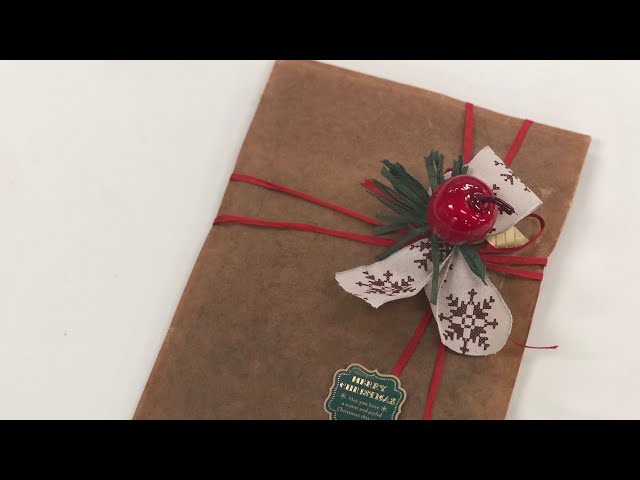 クリスマスらしいモチーフを飾る