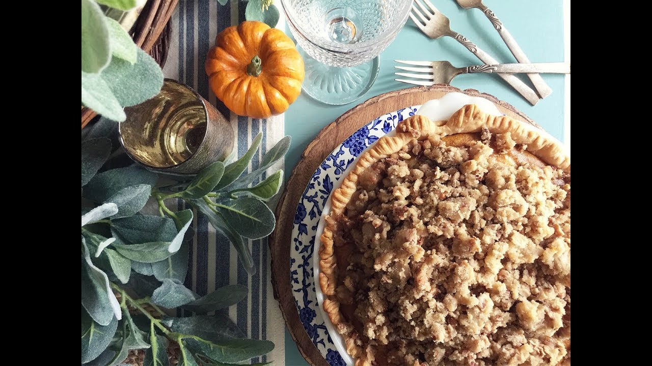 CREAM CHEESE AND CRUMBLE PUMPKIN PIE