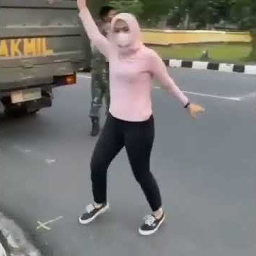 Kasihan !!! Cewek ini joget di depan TNI tapi dicuekin !!! 😁😁😁😁😁