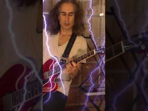 فيديو جيتار هزاز صغير ومثير للاهتمام لمحبي الروك فقط