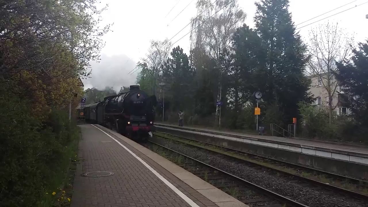 Durchfahrt Dampflok 011 075-9 (mit Pfiff) mit Sonderzug und Mak G1206 in Essen-Horst