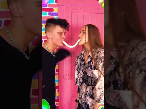 Видео: Как поцеловать друга случайно и уйти с ним
