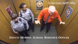 Танец полицейских в лифте прославил их в сети