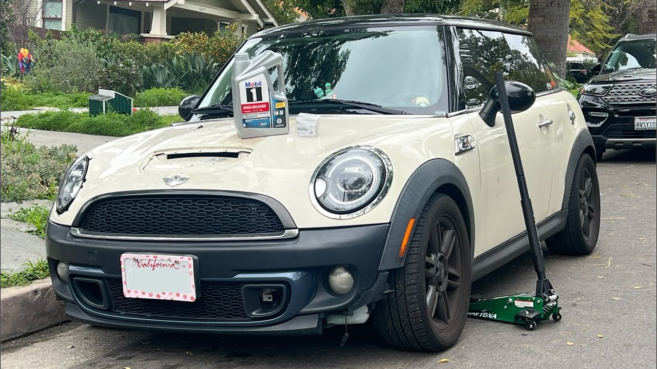 Mini Cooper S, JCW R55-R61 oil change (2007-2013) - YouTube