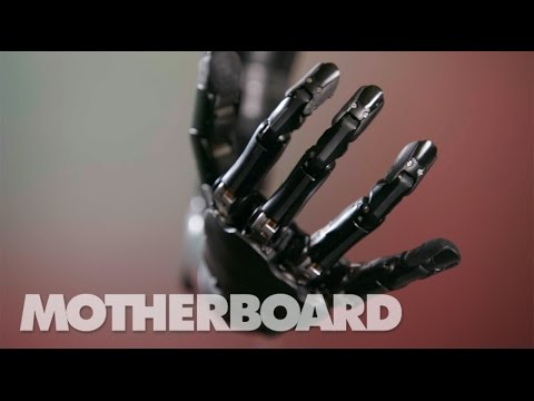 Den sinneskontrollerade bioniska armen med känsel