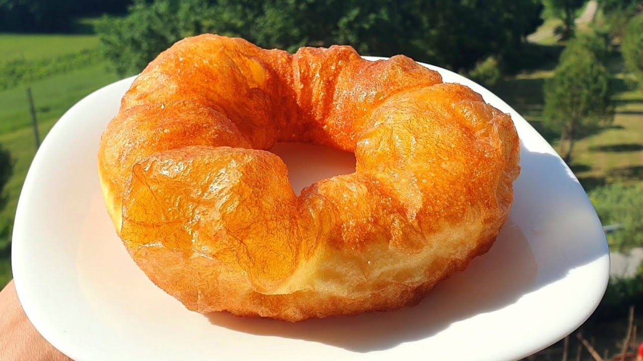 بدون دقيق أبيض سفنج أو خفاف بالسميد بدون خلاط و بدون دلك حسن من لي كيتباع ضروري تجربوه أو تردو عليا