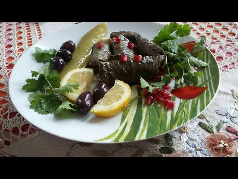 Vidéo: Rouleaux De Chou De Poisson Dans Des Feuilles De Vigne