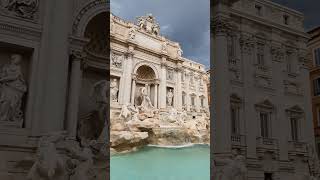 Trevi Fountain Amidst the Crowds 🇮🇹