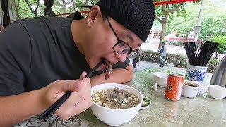 【阿星探店】老陕吃羊肉泡馍自己掰，两个馍的水围城汤宽肉烂，要放辣酱就糖蒜