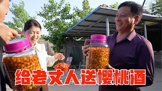 盼盼買十幾籃櫻桃給老丈人做櫻桃酒喝還不忘給娘家村上老人送點