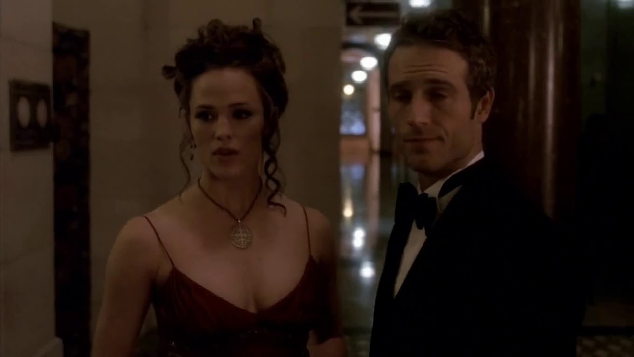 Alias (s3ep3) Sydney Bristow outfit