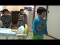 アンパンマンを見る秀ちゃんと海ちゃん