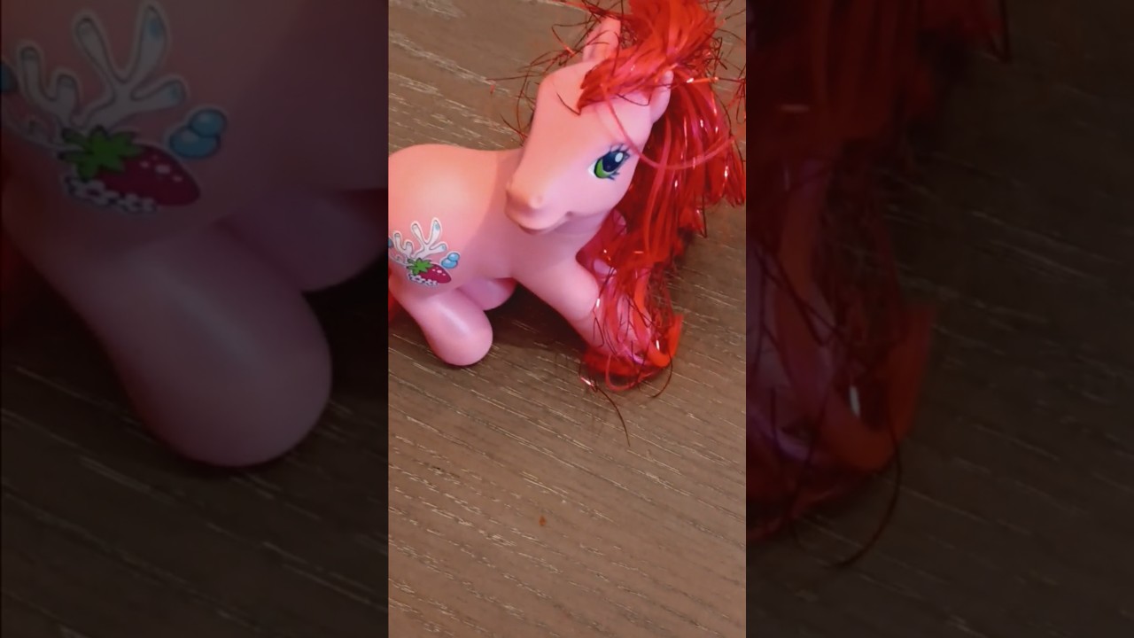 My Little Pony Strawberry Reef Butterfly Island pony figure