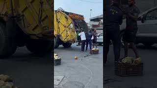 Garbage collector🗑️ #shorts #shortsvideo #youtubeshorts #short #shortsfeed #ytshorts #mumbai #road