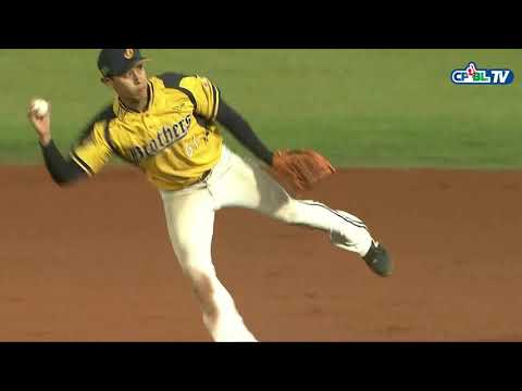 03/04 統一 vs 兄弟 五局上，林靖凱擊出滾地球，二壘手傳一壘不及，再傳本壘成功觸殺跑者