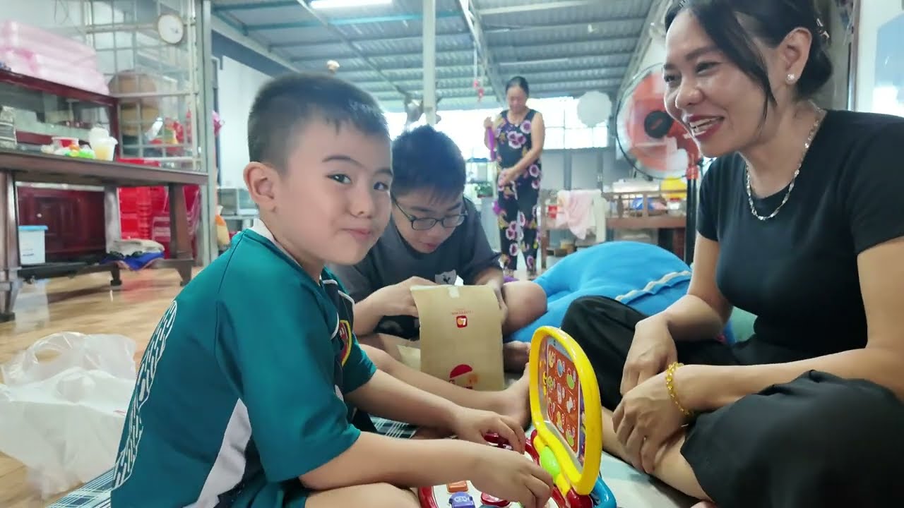 Má 2 mừng Sơn Hà về nhà sau chuyến đi dài [Nam Việt]