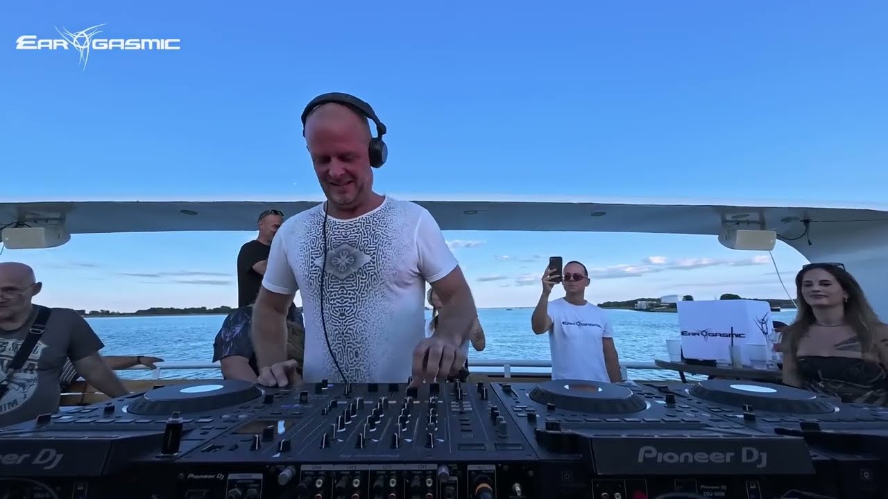 Obejrzyj Richard Durand meets André Visior & Kay Stone - Sunrise w YouTube Obejrzyj Richard Durand meets André Visior & Kay Stone - Sunrise w YouTube