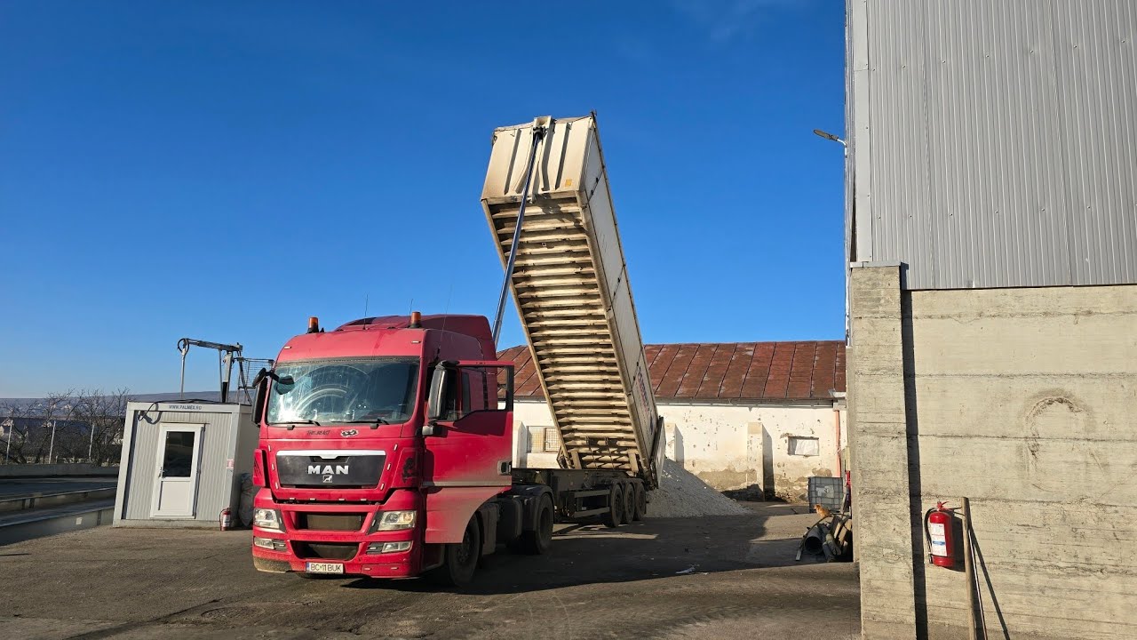 Descarcam porumb, Sofer pe camion in Romania