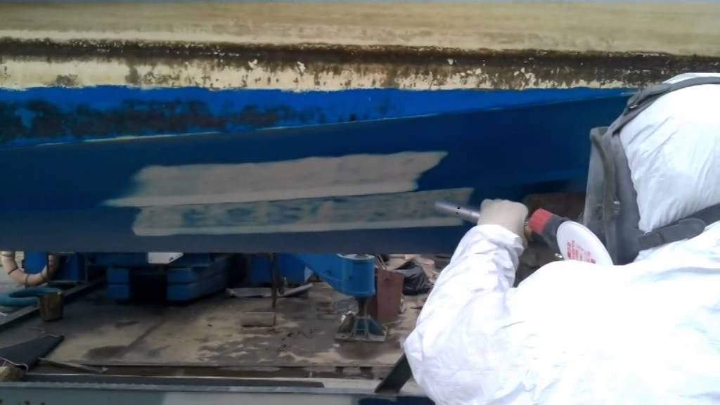 Очистка катера от старой краски - YouTube