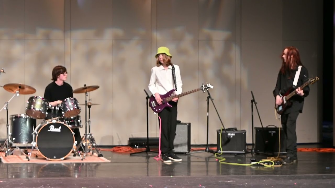 Gorillaz - Feel Good Inc (Cover by Isabella Santiago)