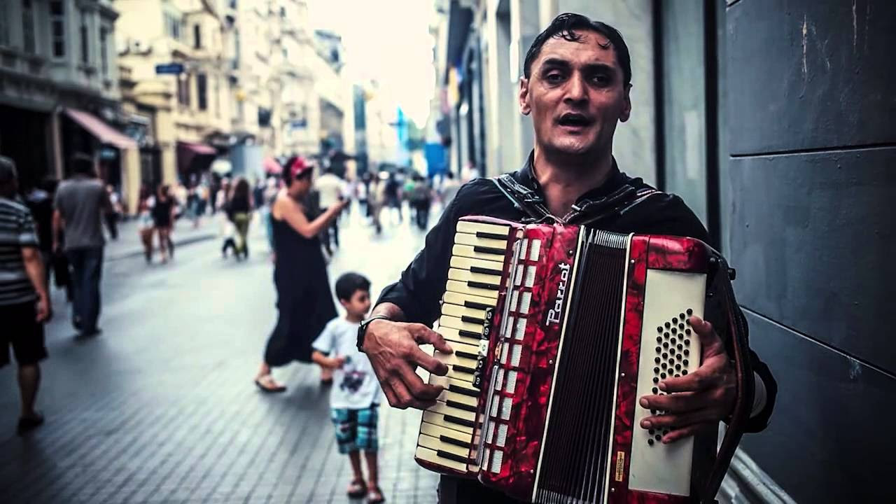 Incredible Roma Singer \u0026 Accordion player in the streets of Istanbul