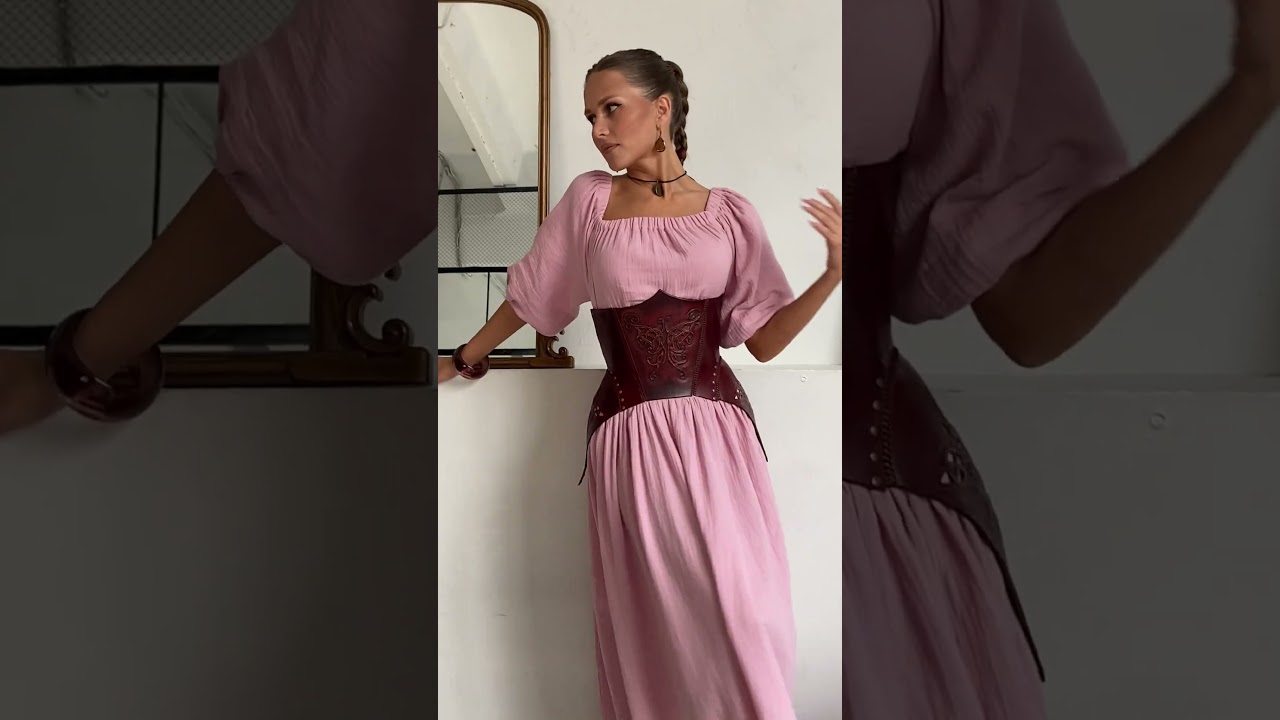 Красивая девушка в кожаном корсете