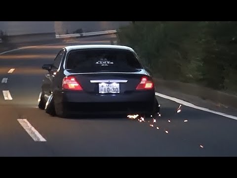 Carro rebaixado com logotipo da PRF é flagrado durante evento em