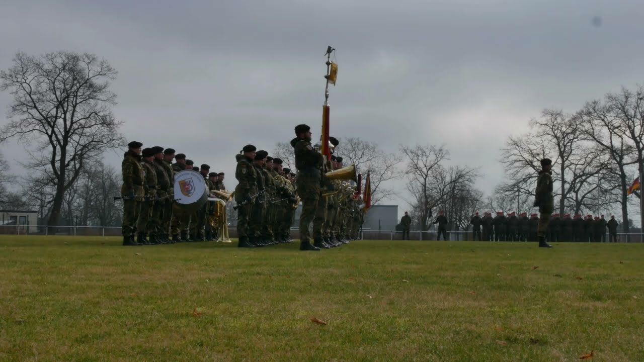 Ausmarsch Ehrenformation Artillerielehrbataillon 325 mit 