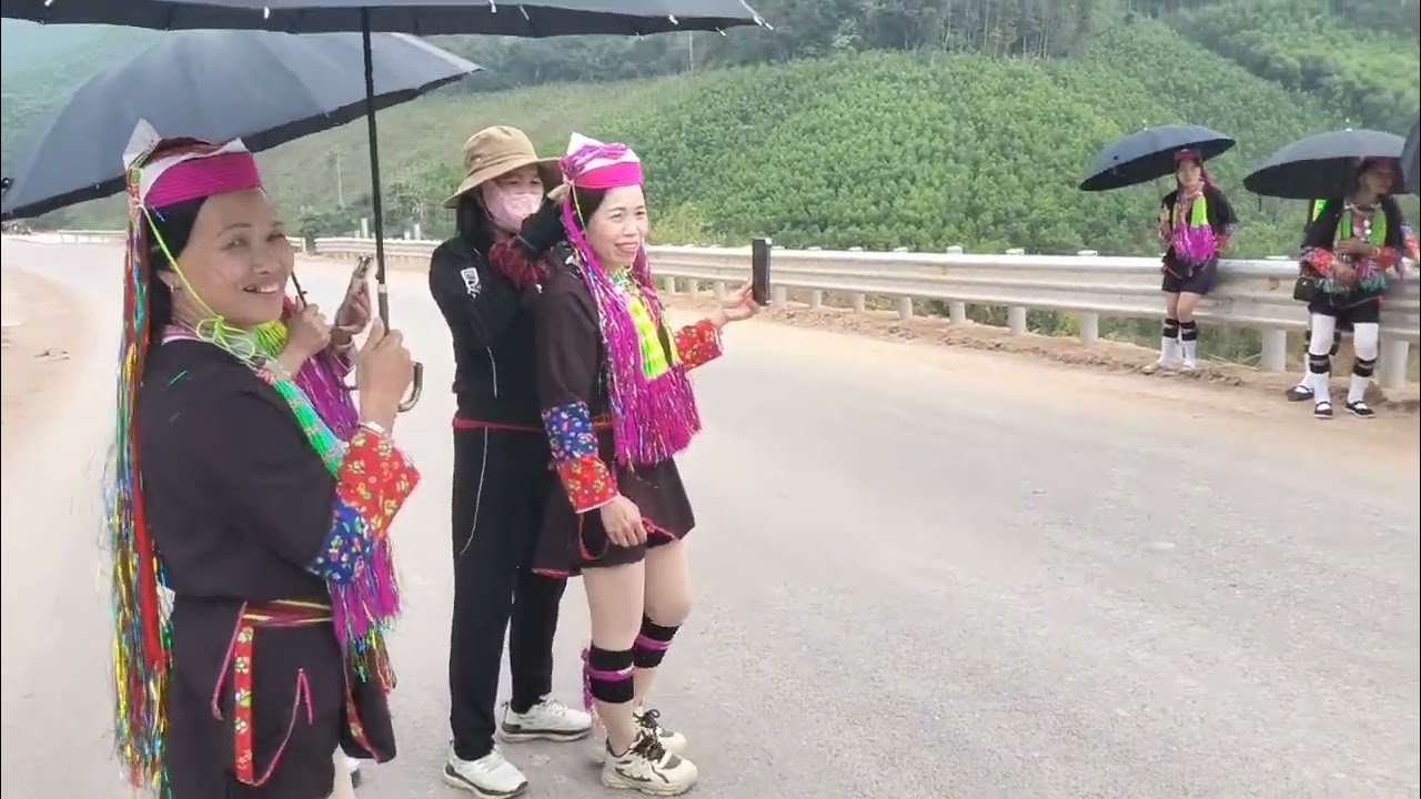 Năm mới các chị em đi dạo liêu hát hay lắm tôp 4