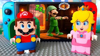 Lego Luigi Es Sonámbulo Mario Y La Princesa Peach Van Tras Él Dentro De Nintendo