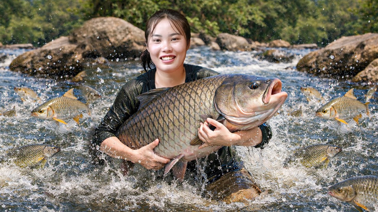 A Lucky Day Catching a Giant School of Fish with My Son and Daughter | Selling at the Village Market