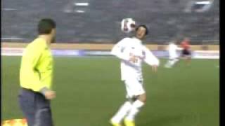 Alexandre Pato levando a bola no ombro