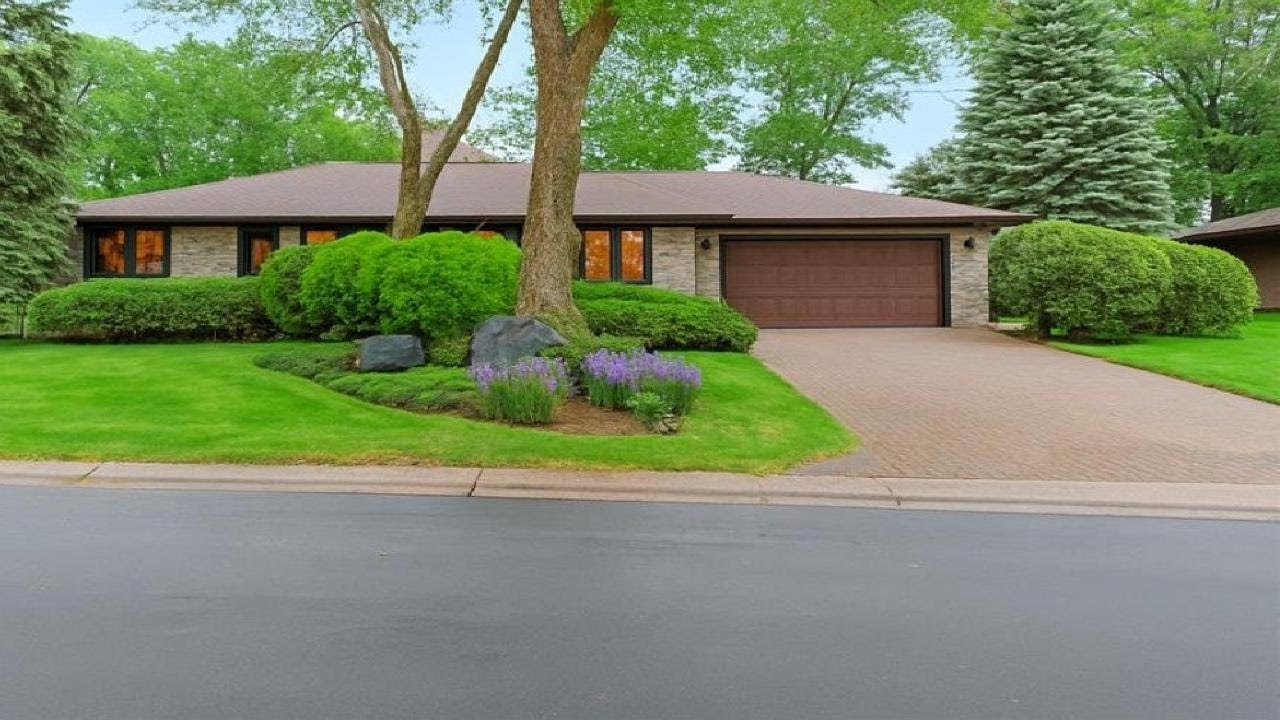 1267 Nursery Hill Lane, Arden Hills, MN Presented by Mimi Schoneman.