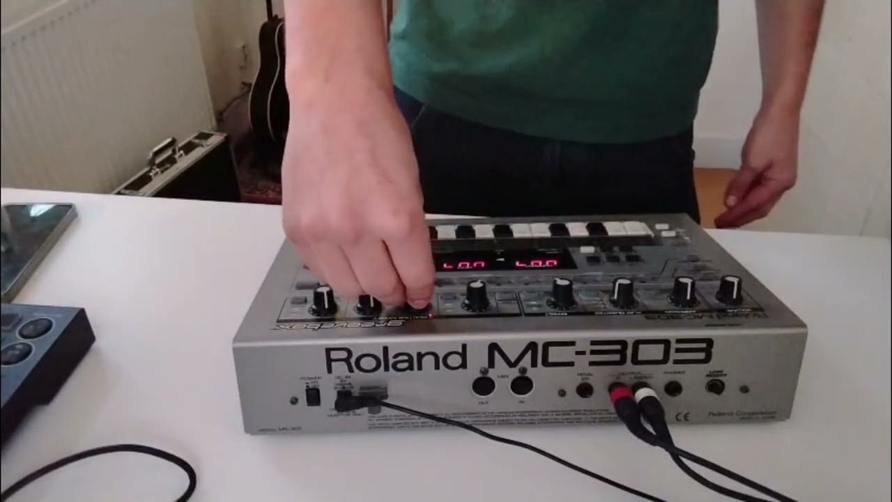 Roland MC 303 Groovebox | Hot Stuff - Luuk van Dijk inspired jam