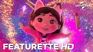 LA CASA DE MUÑECAS DE GABBY: LA PELÍCULA - Ven a divertirte
Laila Lockhart Kraner nos invita a unirnos a Gabby y los Gabbygatos en esta nueva aventura en LA CASA DE MUÑECAS DE GABBY: LA PELÍCULA.
LA CASA DE MUÑECAS DE GABBY: LA PELÍCULA se estrena el 17 de octubre exclusivamente en cines. Visita la web de Universal Pictures para descubrir más de la película: https://www.lacasademuñecasdegabby-lapelícula.es
DreamWorks Animation lleva un paso más allá su exitosa serie de animación en streaming para convertirla en su primera aventura cinematográfica con LA CASA DE MUÑECAS DE GABBY: LA PELÍCULA.
Desde el estreno de la serie La casa de muñecas de Gabby en 2021, los niños de todo el mundo han disfrutado de una gatástica fiesta continua con Gabby y sus amigos en Netflix. Creada por las aclamadas narradoras Traci Paige Johnson y Jennifer Twomey, La casa de muñecas de Gabby es una serie que combina animación y acción real y en la que la protagonista abre una caja sorpresa antes de zambullirse por arte de magia en un fantástico mundo de animación lleno de adorables personajes felinos que viven dentro de su casa de muñecas.
En su adaptación cinematográfica, Gabby (Laila Lockhart Kraner, retomando su papel de la serie) decide irse de viaje con su abuela Gigi (la ganadora de cuatro Premios Grammy Gloria Estefan) rumbo a la maravillosa ciudad de Cat Francisco. Pero cuando la casa de muñecas de Gabby, su posesión más preciada, acaba en manos de Vera, una excéntrica dama obsesionada con los gatos (la nominada al Oscar® Kristen Wiig), Gabby emprende una aventura por el mundo real para volver a reunir a sus mininos y salvar la casa de muñecas antes de que sea demasiado tarde.
La película cuenta con un estelar elenco de cómicos en VO que incluye a las estrellas de Saturday Night Live Ego Nwodim, Kyle Mooney y Melissa Villaseñor, así como al nominado al Emmy Thomas Lennon (Reno 911!, Padre Made in USA), Jason Mantzoukas (Invencible, Big Mouth) y Fortune Feimster (Fortune Feimster: Crushing It, Velma). El aclamado reparto en VO retoma sus papeles como Pandy, Yogato, Muffin, DJ Capucha, Bebé Box, Siregata y más.
LA CASA DE MUÑECAS DE GABBY: LA PELÍCULA está dirigida por Ryan Crego (productor ejecutivo de Home: Las aventuras de Tip y Oh, Mi querido Arlo), nominado en los Emmy Infantiles y Familiares por su largometraje televisivo Arlo, el chico caimán. La película está producida por Steven Schweickart, que ha ejercido de supervisor de producción o coproductor en algunas de las películas más taquilleras de DreamWorks Animation: Cómo entrenar a tu dragón, Los Croods. Una aventura prehistórica y, más recientemente, Kung Fu Panda 4, que recaudó casi 500 millones de dólares en todo el mundo.Cuenta con la producción ejecutiva de Jennifer Twomey y Traci Paige Johnson, y está basada en la serie La casa de muñecas de Gabby, creada por ambas.
En 2024, según la compañía de medición de audiencias Nielsen, La casa de muñecas de Gabby fue la novena serie original de streaming más vista. Netflix ha decidido ampliar este universo hasta un total de 100 episodios y, con ese objetivo en el horizonte, la temporada 11 se estrenó en la plataforma en febrero de 2025.
Alentando a los niños a crecer y desarrollar sus habilidades, los episodios repletos de actividades de La casa de muñecas de Gabby fomentan la flexibilidad mental y la capacidad de aprender de nuestros errores. La serie ha estado en la lista de los 10 programas más vistos de Netflix en 63 países y se ha convertido en una marca preescolar de superéxito en todo el mundo, inspirando una galardonada colección de juguetes, publicaciones, artículos para el hogar, prendas y más, además de contar con su propia banda sonora, una aplicación para dispositivos móviles muy bien valorada por los usuarios y un canal de YouTube en constante crecimiento que visitan millones de fans cada semana. Además, La casa de muñecas de Gabby sigue expandiendo su presencia a través de los parques temáticos de Universal Destinations & Experiences, experiencias globales con fans, eventos en vivo y más.
GÉNERO: Aventura de animación
REPARTO: Laila Lockhart Kraner, Kristen Wiig, Gloria Estefan, Thomas Lennon, Jason Mantzoukas, Ego Nwodim, Kyle Mooney, Melissa Villaseñor y Fortune Feimster
BASADA EN: La casa de muñecas de Gabby, una serie creada por Jennifer Twomey y Traci Page Johnson
DIRECTOR: Ryan Crego
PRODUCTOR: Steven Schweickart
PRODUCTORES EJECUTIVOS: Jennifer Twomey, Traci Paige Johnson
Descubre aquí más estrenos de cine de Universal Pictures para 2025: https://b.link/Estrenos2025_YTplaylist
Visítanos en Facebook: https://www.facebook.com/universalpicturesspain
Visítanos en Facebook DreamWorks: https://www.facebook.com/DreamWorksAnimationEspana
Visítanos en Twitter: https://twitter.com/Universal_Spain
Visítanos en Instagram: https://www.instagram.com/universal_spain/
Visítanos en TikTok: https://www.tiktok.com/@universal_spain
#LaCasaDeMuñecasDeGabby #UniversalPictures LA CASA DE MUÑECAS DE GABBY: LA PELÍCULA - Ven a divertirte