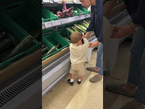 Independent toddler shopper at the supermarket! 🛒 #montessoriparenting