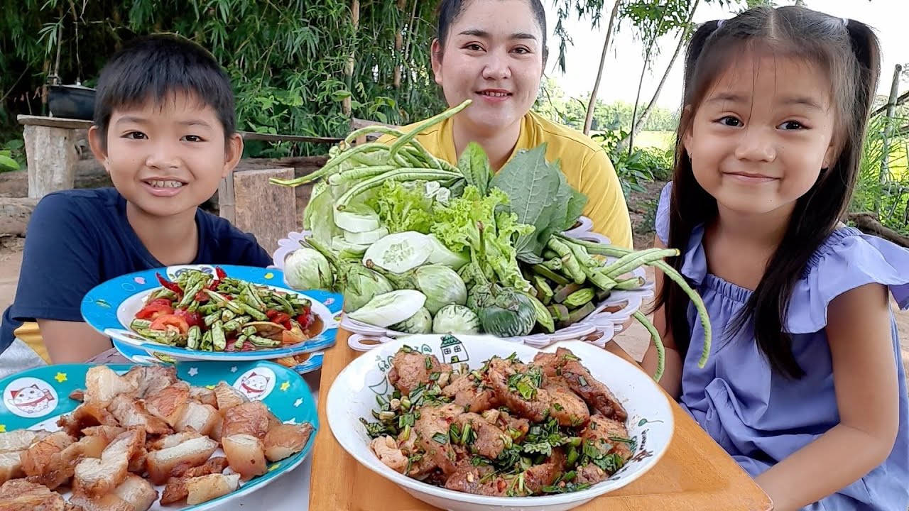 น้ำตกหมูย่าง หมูย่าง ตำถั่ว กินข้าวเช้าแซบๆนำกันเด้อจ้า 21 สิงหาคม ค.ศ. 2021