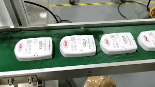 Flat surface sticker labeling machine with automatic trays boxes feeder and drop out system
