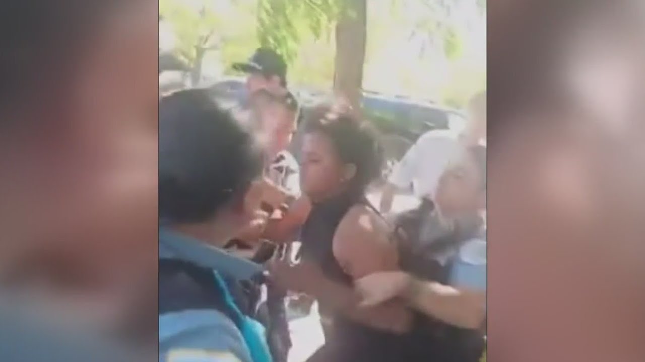 Migrant arrested outside Chicago Police station after scuffle with police