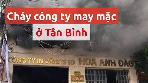 Cháy công ty may mặc ở Tân Bình, 5 người đu dây vải tiếp đất - PLO