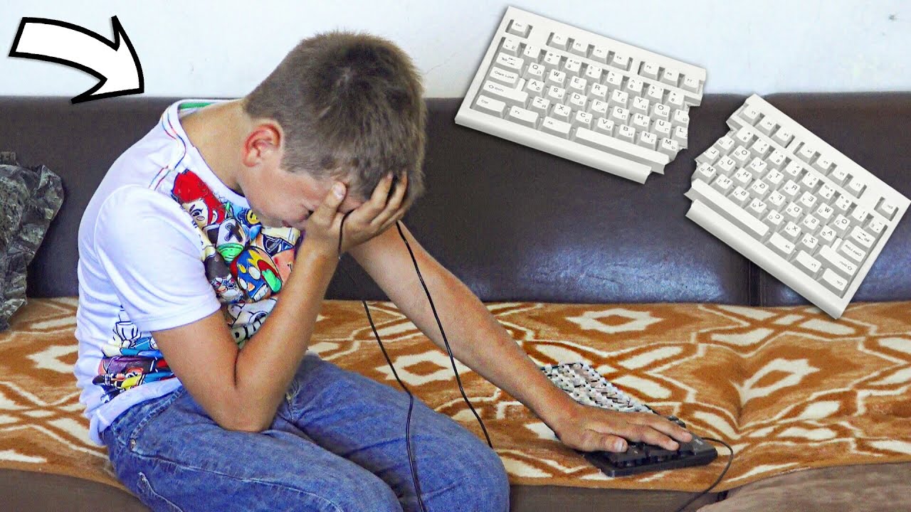 Мама разбил. Мама разбила клавиатуру. Школьник бьет компьютер. Школьник сломал компьютер. ГРИФЕР разбил компьютер.