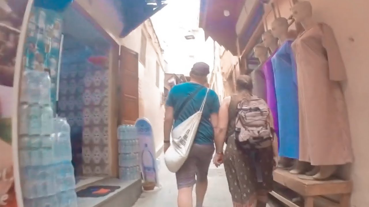 جولة في المدينة القديمة لفاس من أمام القرويين مرورا بسوق العطّارين وصعودا إلى الطالعة الصغيرة(جزء1)